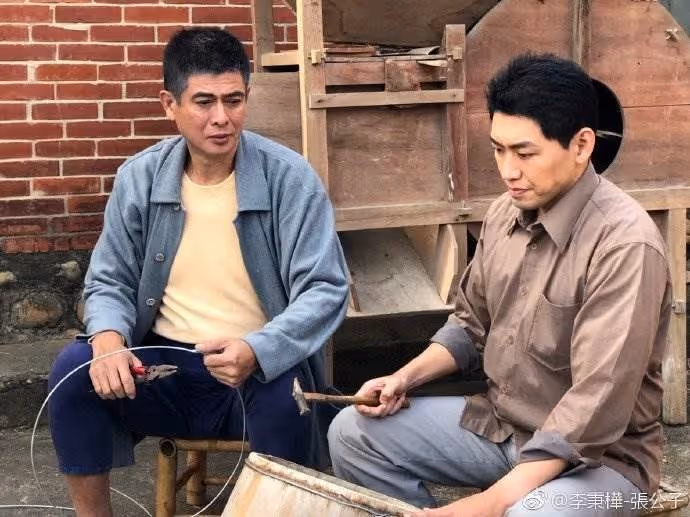 本土劇演員李秉樺因投資失敗賠掉一棟房,轉行五分埔推車賣咖啡,街巷中穿梭, 坦言叫賣張不開口,終戰勝自己月入20萬
