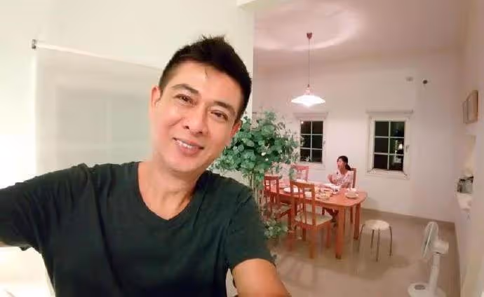 本土劇演員李秉樺因投資失敗賠掉一棟房,轉行五分埔推車賣咖啡,街巷中穿梭, 坦言叫賣張不開口,終戰勝自己月入20萬