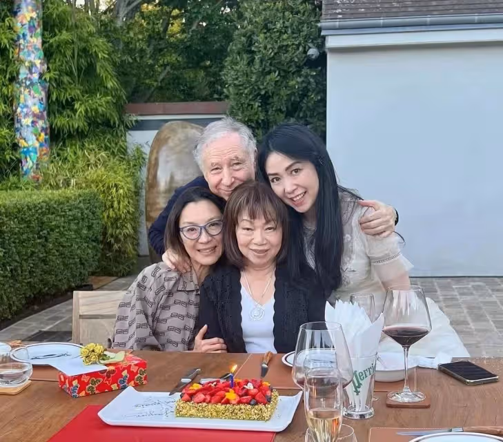 楊紫瓊攜78歲法拉利總裁男友,為好友慶生,花甲年風韻猶存,臉部皺紋明顯,網贊:自然老去的容顏最美