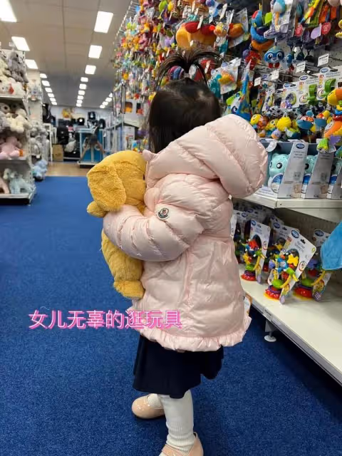 周杰倫一家出行，助理為防偷拍要求檢查路人手機，網友們憤怒不已
