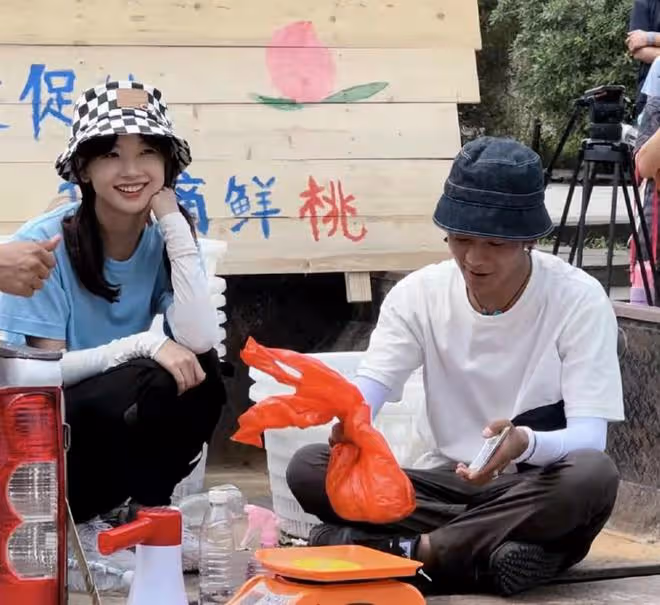 王冰冰丁真街頭賣桃，席地而坐汗直流，每人限購五個兩小時全賣光