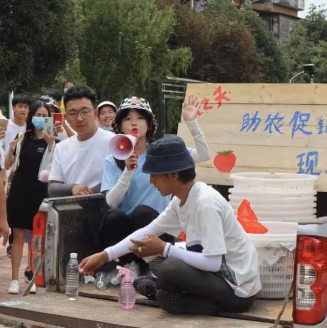 王冰冰丁真街頭賣桃，席地而坐汗直流，每人限購五個兩小時全賣光