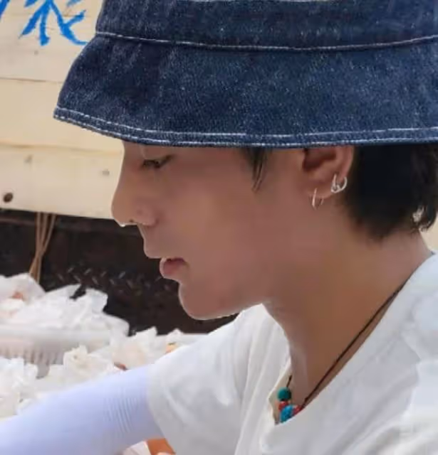 王冰冰丁真街頭賣桃，席地而坐汗直流，每人限購五個兩小時全賣光