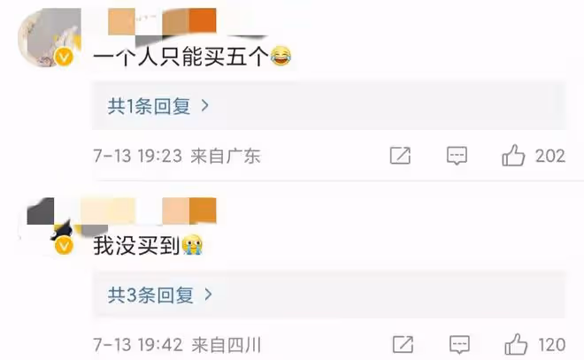 王冰冰丁真街頭賣桃，席地而坐汗直流，每人限購五個兩小時全賣光
