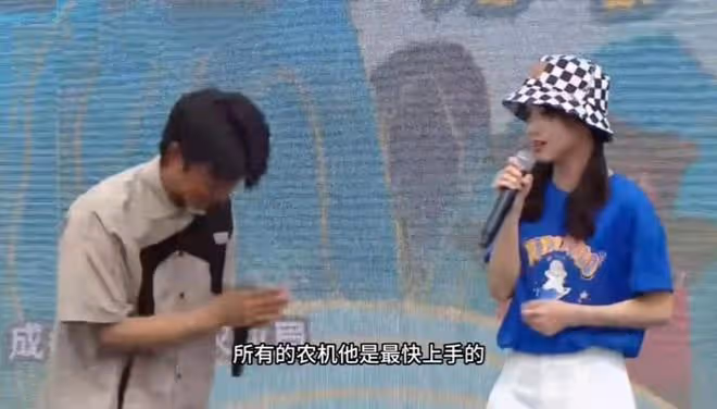王冰冰丁真街頭賣桃,席地而坐汗直流,每人限購五個兩小時全賣光