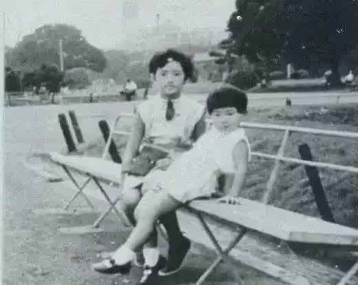 61歲山口百惠最新近照;歲月從不敗美人,優雅老去是人生最大的福分!