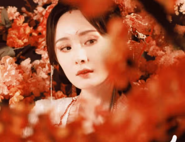 楊冪狐妖小紅娘造型翻車了,被吐槽是千年老妖,還不如網紅Cos