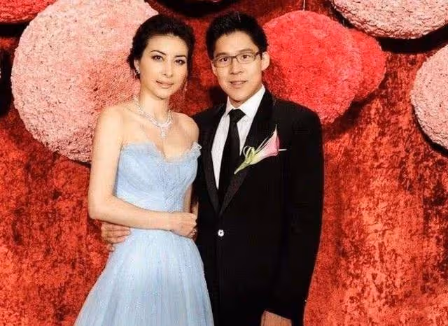 一改往常樸素形象!郭晶晶穿「香檳色人魚裙」驚艷亮相,「女人味炸裂」迷弟老公全程盯著看