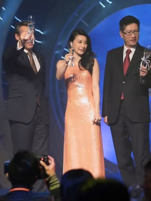 一改往常樸素形象!郭晶晶穿「香檳色人魚裙」驚艷亮相,「女人味炸裂」迷弟老公全程盯著看