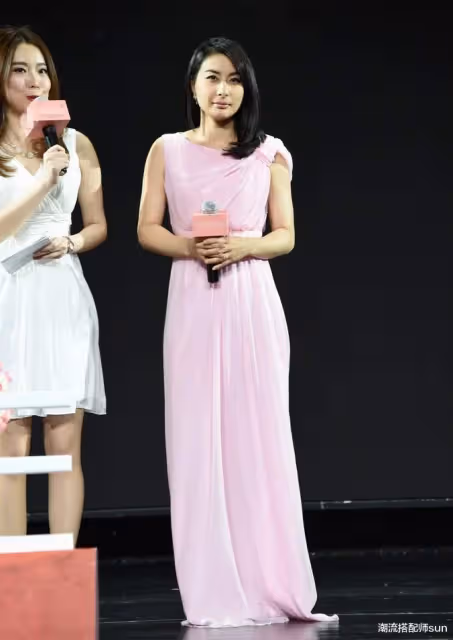 一改往常樸素形象!郭晶晶穿「香檳色人魚裙」驚艷亮相,「女人味炸裂」迷弟老公全程盯著看