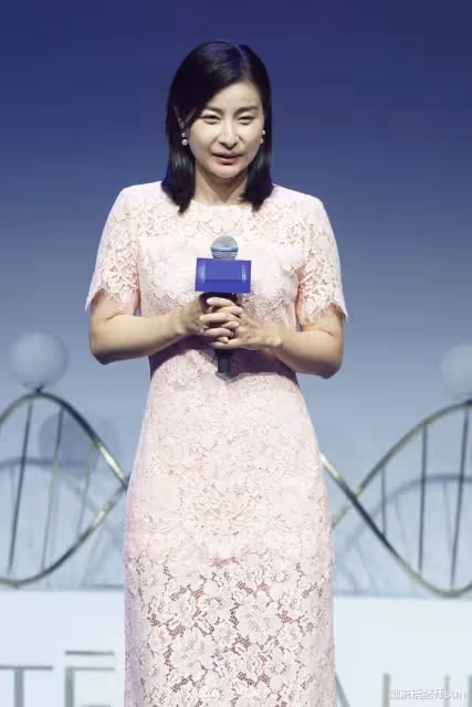 一改往常樸素形象!郭晶晶穿「香檳色人魚裙」驚艷亮相,「女人味炸裂」迷弟老公全程盯著看