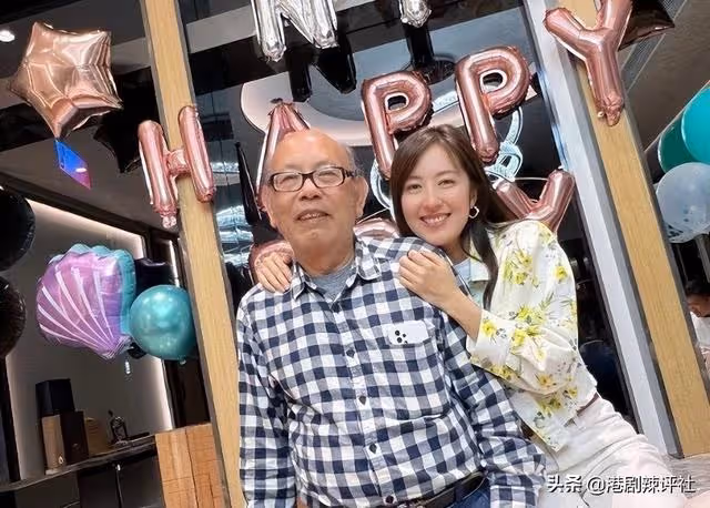 花13年釋懷喪母陰影,唐詩詠罕見曬與父兄合影,事業遇冷成踏腳石