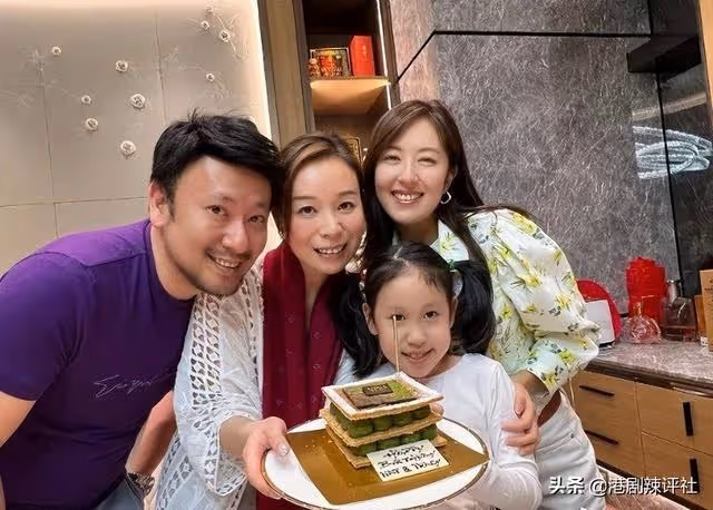 花13年釋懷喪母陰影,唐詩詠罕見曬與父兄合影,事業遇冷成踏腳石