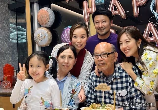 花13年釋懷喪母陰影,唐詩詠罕見曬與父兄合影,事業遇冷成踏腳石