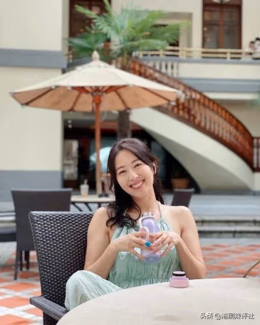 花13年釋懷喪母陰影,唐詩詠罕見曬與父兄合影,事業遇冷成踏腳石