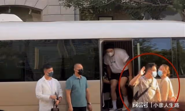 天津德雲社慶演第二天，欒雲平現身天德，孔雲龍下車後走錯方向