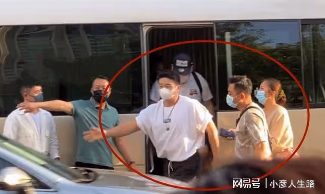 天津德雲社慶演第二天，欒雲平現身天德，孔雲龍下車後走錯方向