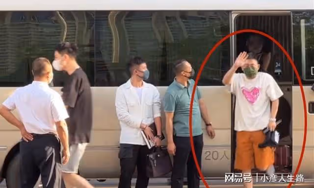 天津德雲社慶演第二天，欒雲平現身天德，孔雲龍下車後走錯方向