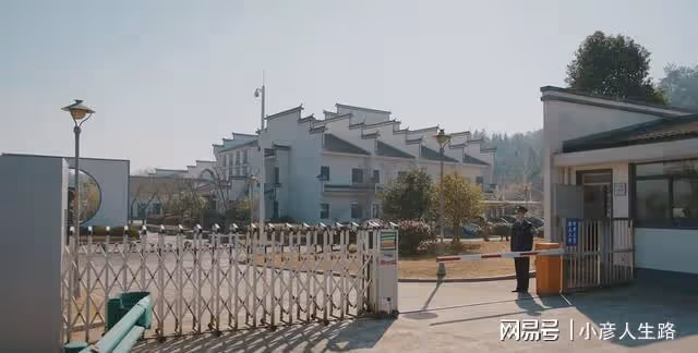 看到王慶來回農村後依依不捨的樣子，一下子理解他了，他也挺可憐