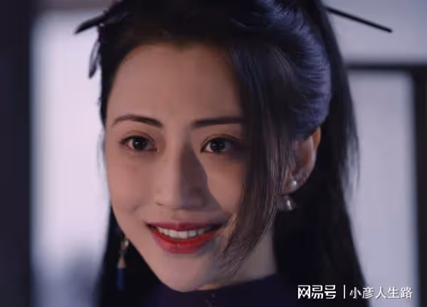 剛演完《恰似故人歸》,如今又演了《說英雄》,范楨真的是太美了