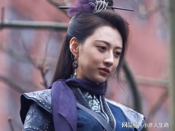 剛演完《恰似故人歸》,如今又演了《說英雄》,范楨真的是太美了