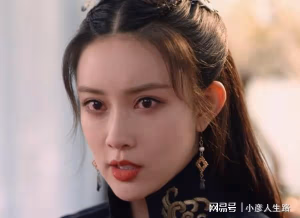 剛演完《恰似故人歸》，如今又演了《說英雄》，范楨真的是太美了