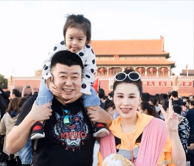 一婚嫁給著名運動員,二婚嫁給金融富豪,她如今在美國過得怎樣?