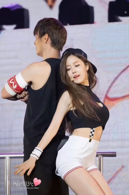 韓國女神朴孝敏性感無雙,不僅表演很精彩撩人也很有一套