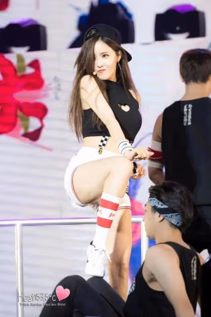 韓國女神朴孝敏性感無雙,不僅表演很精彩撩人也很有一套