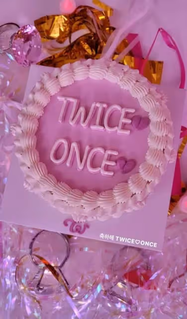 TWICE全員再續約!能否穩坐TOP女團之位;女愛豆與44歲大叔戀愛?