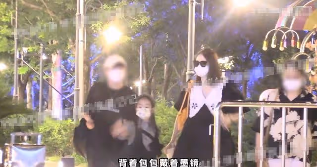 戚薇懷二胎後首次被拍!帶女兒聚會孕肚搶眼,動作小心奶茶不離