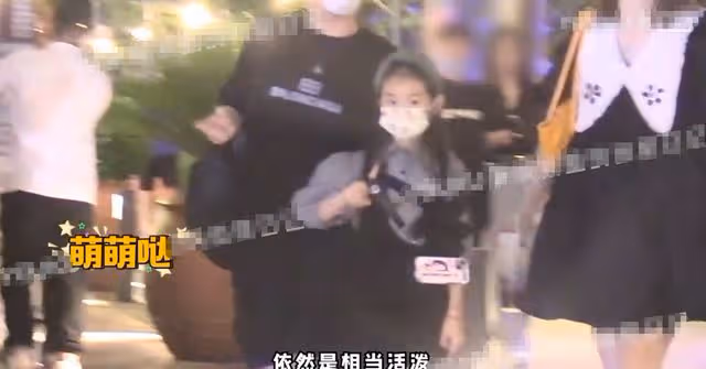 戚薇懷二胎後首次被拍!帶女兒聚會孕肚搶眼,動作小心奶茶不離