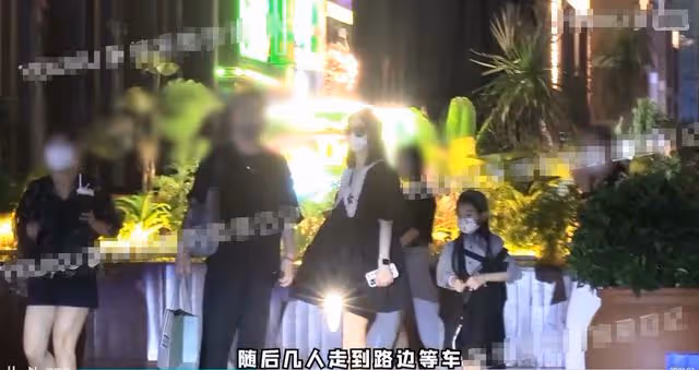 戚薇懷二胎後首次被拍!帶女兒聚會孕肚搶眼,動作小心奶茶不離