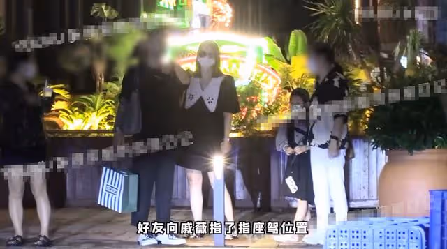 戚薇懷二胎後首次被拍!帶女兒聚會孕肚搶眼,動作小心奶茶不離