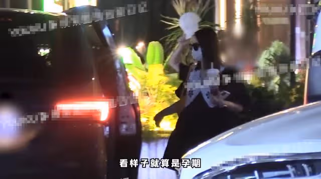 戚薇懷二胎後首次被拍!帶女兒聚會孕肚搶眼,動作小心奶茶不離