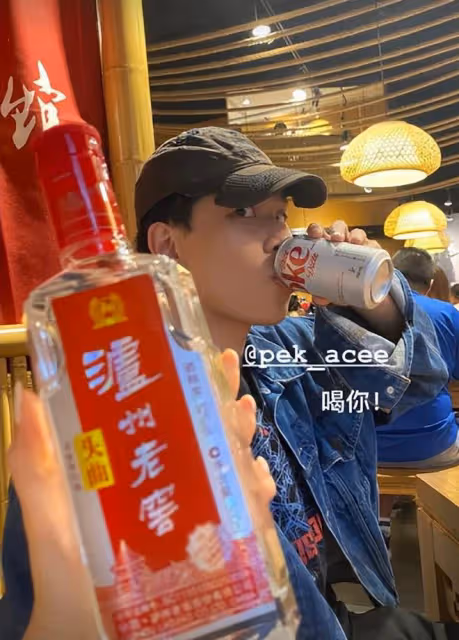 陳坤兒子久居國外生活愜意,與美女喝酒連炫3瓶,氣質出眾太像爸