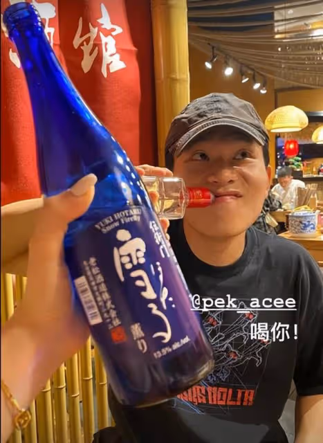 陳坤兒子久居國外生活愜意,與美女喝酒連炫3瓶,氣質出眾太像爸