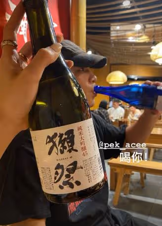 陳坤兒子久居國外生活愜意,與美女喝酒連炫3瓶,氣質出眾太像爸