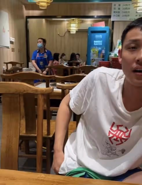 王思聰現身成都蒼蠅館 坐一圈美女中神采奕奕