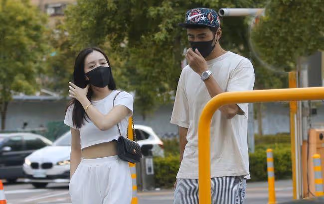 阮經天新任女友身份曝光 年僅25歲身材妖嬈