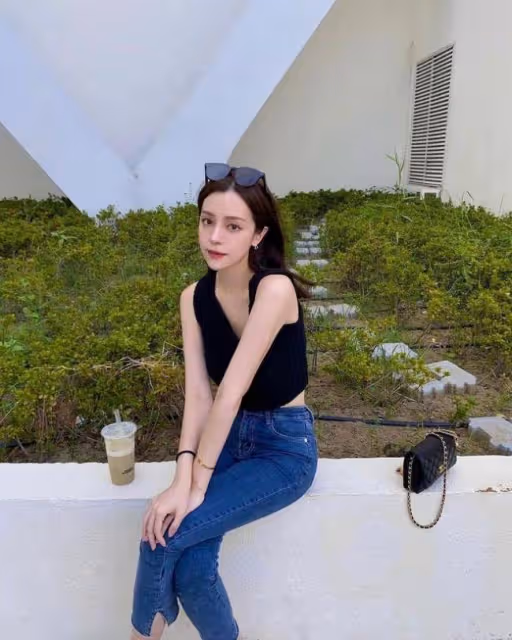 阮經天新任女友身份曝光 年僅25歲身材妖嬈