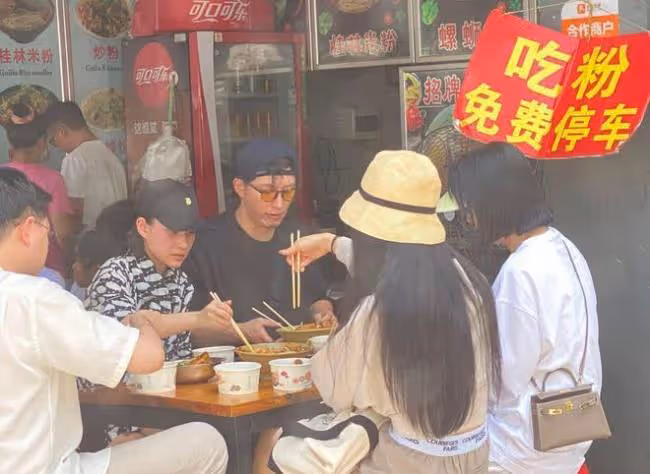 竇驍吃螺螄粉被偶遇 何超蓮辣到滿臉通紅