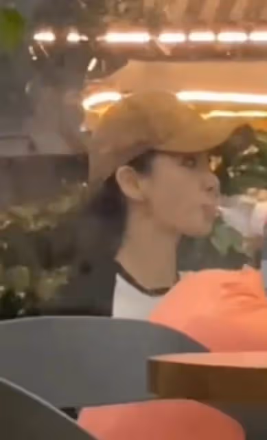 Baby路邊吃宵夜被偶遇 不化妝頭髮亂糟糟