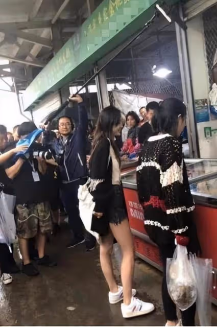 Baby路邊吃宵夜被偶遇 不化妝頭髮亂糟糟