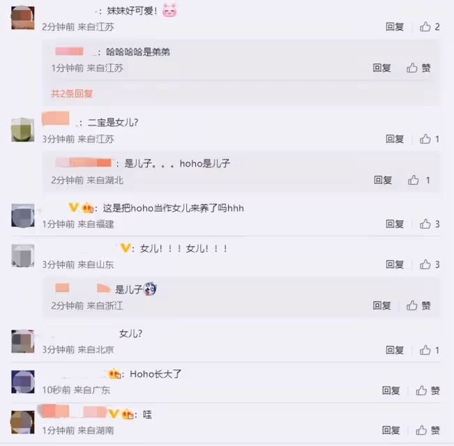 應采兒帶娃出遊,單手抱娃擠出小肚腩,hoho與哥哥爭寵表情萌翻