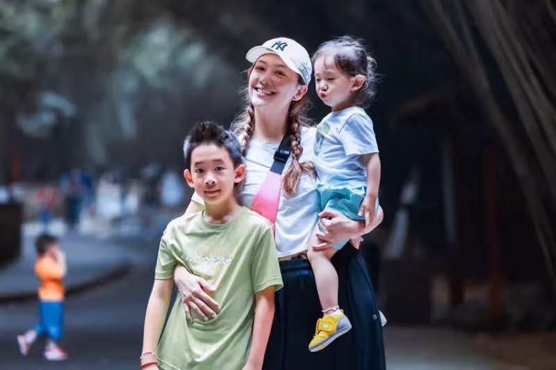 應采兒帶娃出遊,單手抱娃擠出小肚腩,hoho與哥哥爭寵表情萌翻