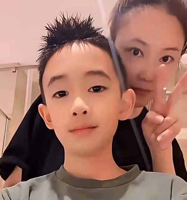 應采兒帶娃出遊,單手抱娃擠出小肚腩,hoho與哥哥爭寵表情萌翻