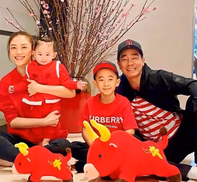 應采兒帶娃出遊,單手抱娃擠出小肚腩,hoho與哥哥爭寵表情萌翻