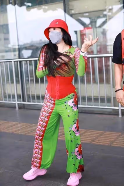 鐘麗緹太有自信,穿一身「紅配綠」還當街跳舞,大曬好身材,下身褲子更吸睛,網:好嫵媚