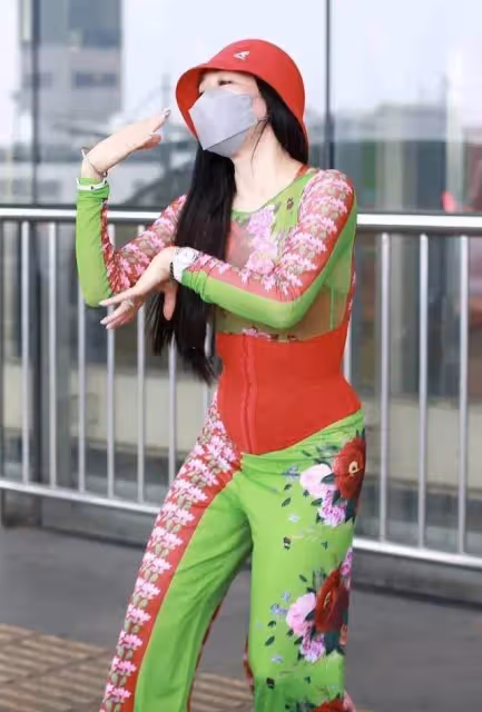 鐘麗緹太有自信,穿一身「紅配綠」還當街跳舞,大曬好身材,下身褲子更吸睛,網:好嫵媚